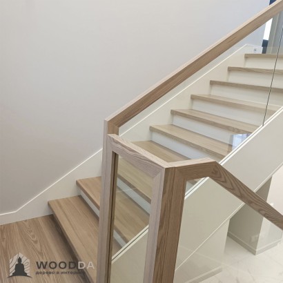 Лестница с ограждением из стекла