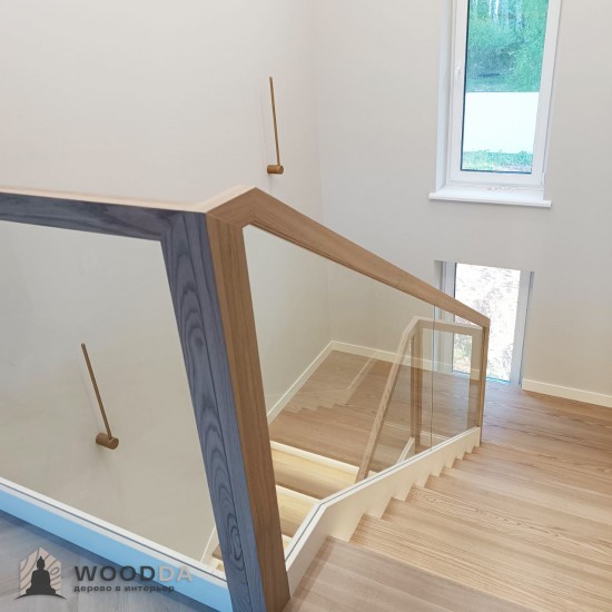 Лестница с ограждением из стекла