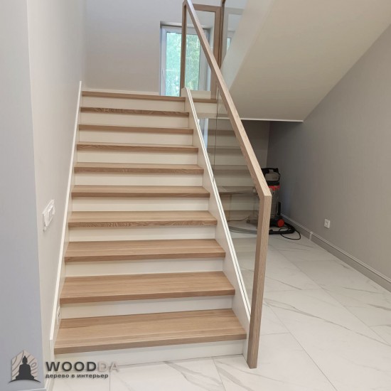 Лестница с ограждением из стекла