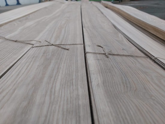 Шпон Ясень белый 1,5мм (Тангенциальный/Радиальный)